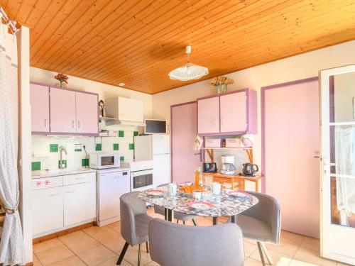 une cuisine avec une table et des chaises dans une pièce dans l'établissement Holiday Home Lilas by Interhome, à Noirmoutier-en-l'lle