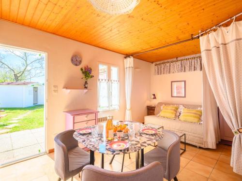 Χώρος καθιστικού στο Holiday Home Lilas by Interhome