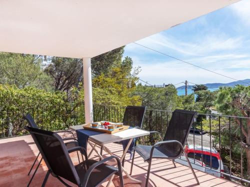 eine Terrasse mit einem Tisch und Stühlen auf dem Balkon in der Unterkunft Holiday Home TORTUGA by Interhome in Llança