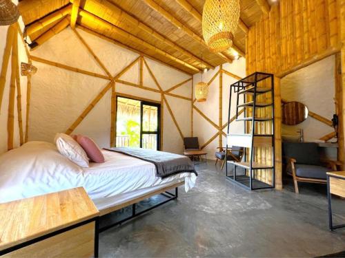 1 dormitorio con 1 cama grande en una tienda de campaña en San Augustin - Standard Double Room - Colombia en San Agustín