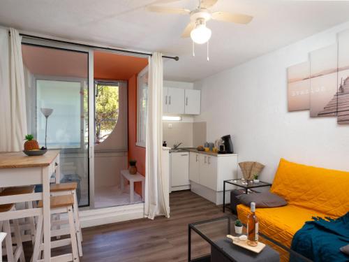 un salon et une cuisine avec un canapé et une table dans l'établissement Studio Les Marquises by Interhome, à La Grande Motte