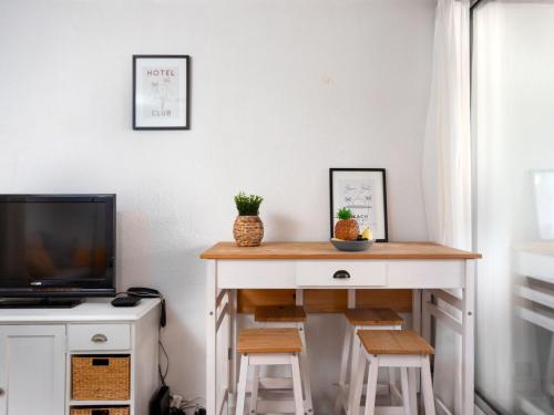 un bureau avec un bureau et des tabourets dans l'établissement Studio Les Marquises by Interhome, à La Grande Motte