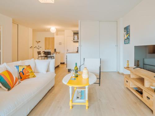 un salon avec un canapé blanc et une table dans l'établissement Apartment Zéphyr by Interhome, à Dinard