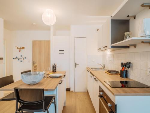 une cuisine avec une table et quelques chaises dans l'établissement Apartment Zéphyr by Interhome, à Dinard