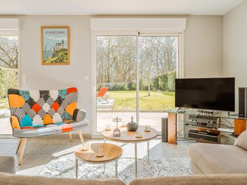 sala de estar con sofá y TV en Holiday Home Villa des neuf plages by Interhome en Le Vau Piard