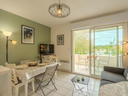 Χώρος καθιστικού στο Apartment Jardins de Pontaillac-5 by Interhome