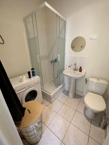 uma casa de banho com uma máquina de lavar roupa e um lavatório em Shared Room - Chambre Partagée em Marselha