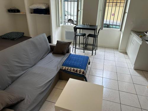 un salon avec un canapé et une table dans l'établissement Cozy studio, à Marseille