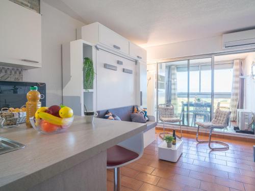 une cuisine avec un bol de fruits sur un comptoir dans l'établissement Apartment Les Jardins de la Plage-13 by Interhome, à Canet