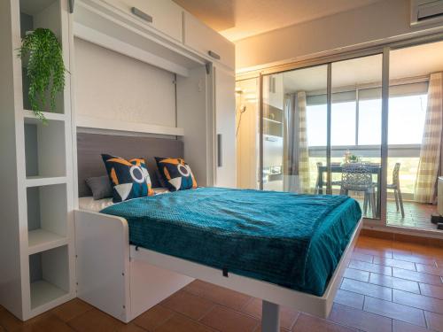 une chambre avec un lit et une vue sur l'océan dans l'établissement Apartment Les Jardins de la Plage-13 by Interhome, à Canet