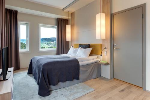 ベルゲンにあるクオリティ ホテル エドワルド グリーグのベッドとテレビが備わるホテルルームです。