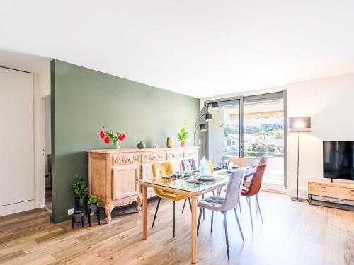 une salle à manger avec une table, des chaises et une télévision dans l'établissement Apartment Arcachon Marines-3 by Interhome, à Arcachon