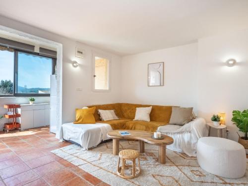 un salon avec un canapé et une table dans l'établissement Apartment Galiote-29 by Interhome, à Cogolin