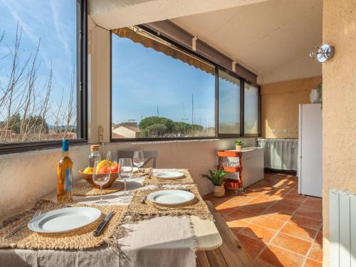 une cuisine avec une table avec des assiettes dessus dans l'établissement Apartment Galiote-29 by Interhome, à Cogolin