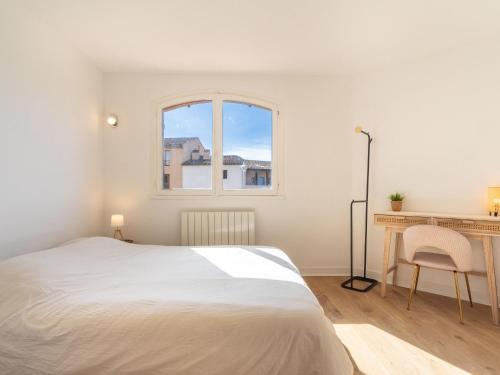 une chambre avec un lit, un bureau et une fenêtre dans l'établissement Apartment Galiote-29 by Interhome, à Cogolin