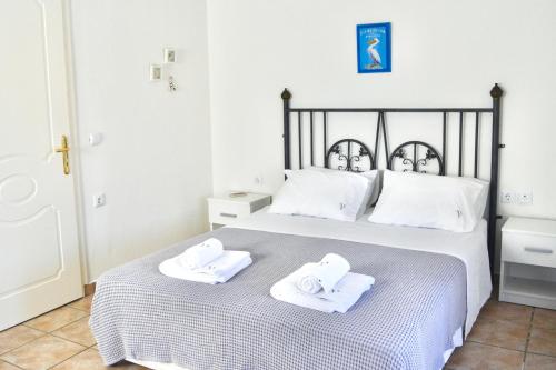 ペフコホリにあるN&J Apartment 3 by Booking Kottasのベッドルーム1室(ベッド1台に白いタオル2枚付)