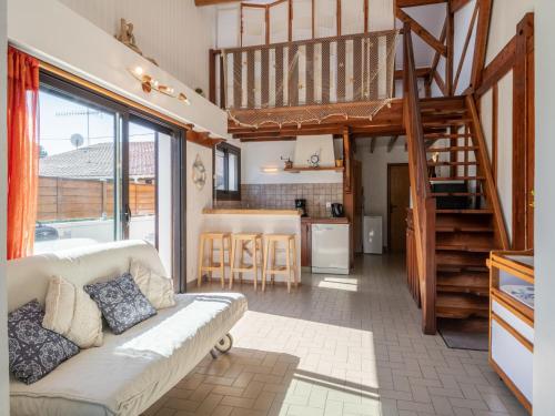 - un salon avec un canapé blanc et un escalier dans l'établissement Holiday Home Les Malgaches by Interhome, à Mimizan