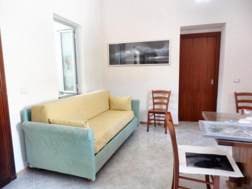 uma sala de estar com um sofá e uma mesa em Studio with terrace at Formicola em Formicola