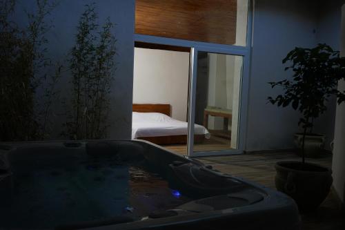 eine Badewanne in einem Zimmer mit einem Schlafzimmer in der Unterkunft Patio zen in Nîmes