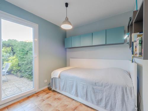 une chambre avec un lit et une grande fenêtre dans l'établissement Apartment Marina Village-7 by Interhome, à Saint-Cyprien