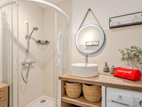 Ένα μπάνιο στο Apartment Le Manon by Interhome