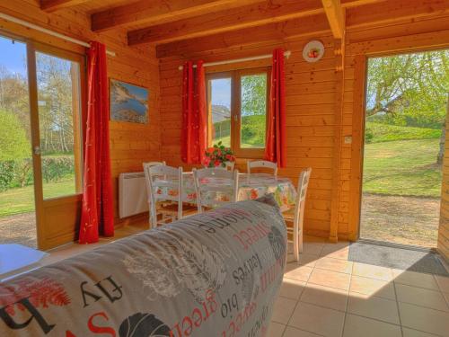 une salle à manger avec une table et des chaises dans une cabine dans l'établissement Chalet Cottage du Lac by Interhome, à Camps