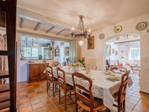 une cuisine et une salle à manger avec une table et des chaises dans l'établissement Holiday Home La Palombière by Interhome, à Peymeinade