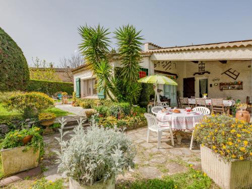 d'une terrasse avec une table et des chaises dans le jardin. dans l'établissement Holiday Home La Palombière by Interhome, à Peymeinade