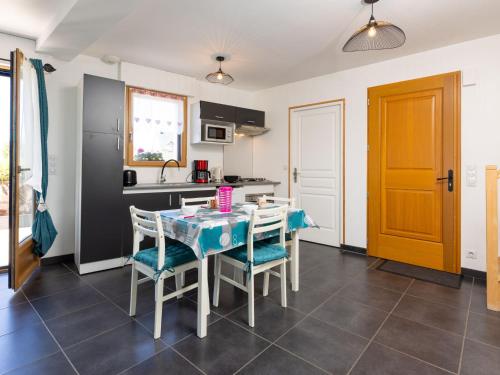 eine Küche und ein Esszimmer mit einem Tisch und Stühlen in der Unterkunft Holiday Home Agapanthe by Interhome in Cancale