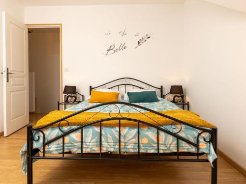 une chambre avec un lit avec un panneau sur le mur dans l'établissement Holiday Home Agapanthe by Interhome, à Cancale