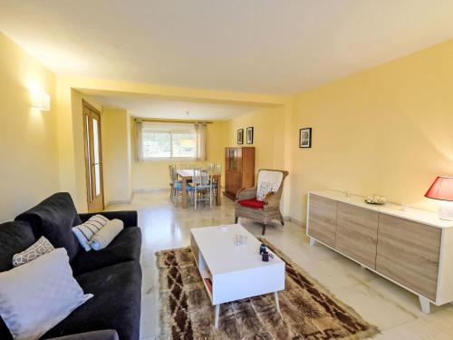salon z kanapą i stolikiem kawowym w obiekcie Apartment Playa Tarraco-2 by Interhome w mieście Tarragona