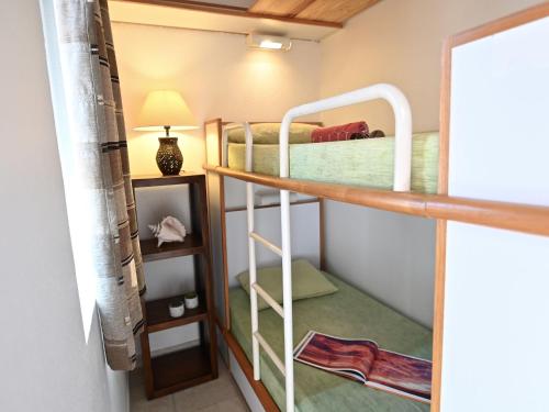 une chambre avec deux lits superposés dans l'établissement Studio Le village C3 215 by Interhome, à Sarzay
