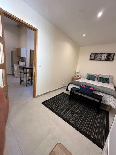 Ένα ή περισσότερα κρεβάτια σε δωμάτιο στο Appartement lumineux et clim