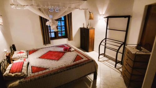 een slaapkamer met een bed, een ladder en een raam bij Czech House in Tangalle