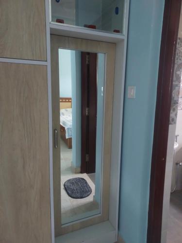 um espelho num quarto ao lado de uma porta em S R Homestay em Chari