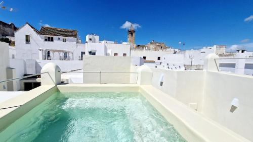 una piscina en la azotea de un edificio en EntreArcos Casa Eco-Boutique en Vejer de la Frontera