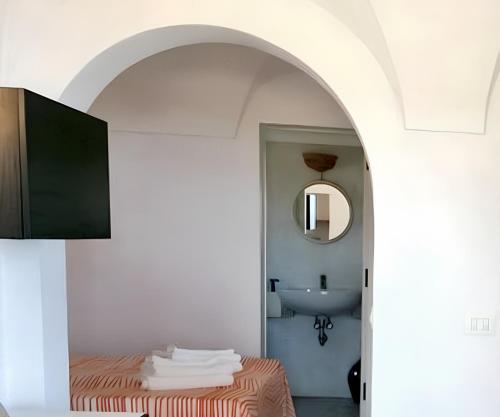 een badkamer met een wastafel en een tafel met handdoeken bij Studio with sea view and furnished garden at Pantelleria 1 km away from the beach in Tracino