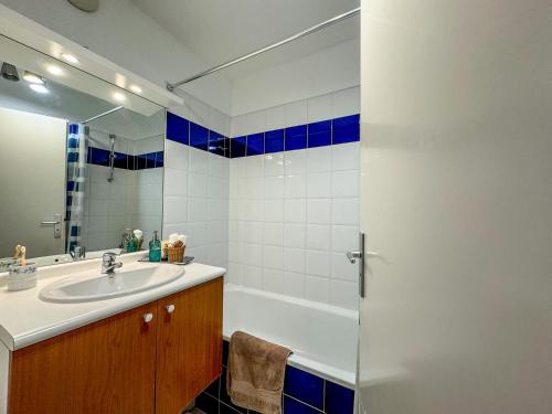a bathroom with a sink and a shower at Le BLUET * entièrement équipe * tout confort in Grenade-sur-Garonne
