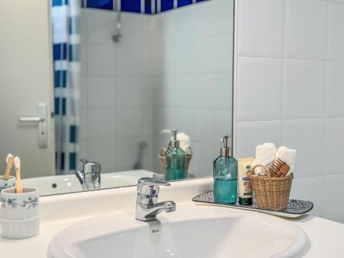 Ένα μπάνιο στο Le BLUET * entièrement équipe * tout confort