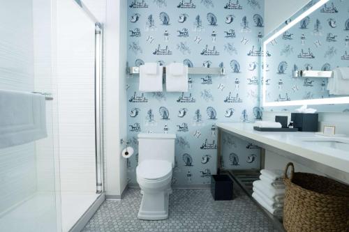 uma casa de banho com um WC branco e um lavatório. em Origin Atlanta, a Wyndham Hotel em Atlanta