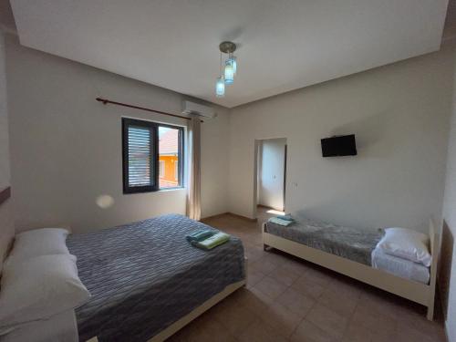 - une chambre avec un lit et une fenêtre dans l'établissement Hostel Internacional, à Grilë
