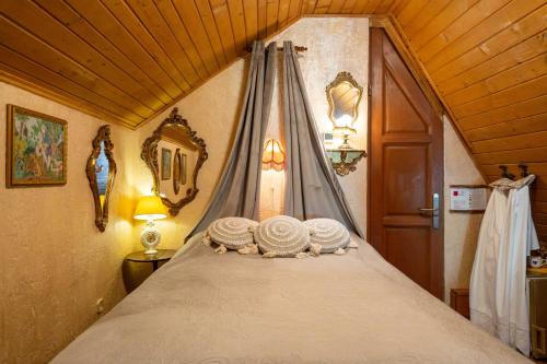 une chambre avec un lit à baldaquin dans l'établissement Fortuna Eco - Boutique Hotel, à Băile Tuşnad