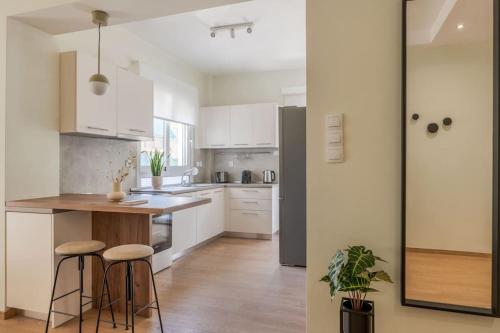 Koukaki 2BR Apartment by UPSTREET