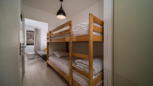 Cette chambre comprend 2 lits superposés dans un couloir. dans l'établissement LES TERRASSES DE LA FOUX -291 - Studio 4 pers, à La Foux