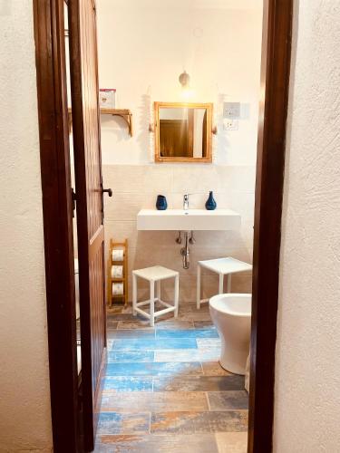 La salle de bains est pourvue d'un lavabo et de toilettes. dans l'établissement Villa Stella, à Torre delle Stelle