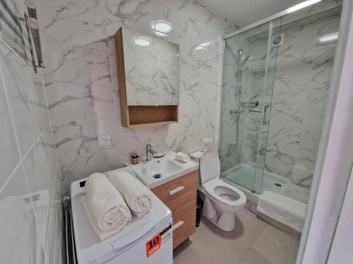 une salle de bain avec un lavabo, des toilettes et une douche dans l'établissement WD Saint Roch - Appartement 101 - Métro 7 Proche Paris, à Villejuif