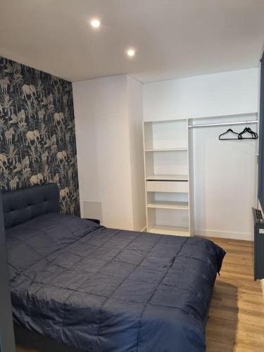 une chambre avec un grand lit et un placard dans l'établissement apparemment cosy & chic, à Rezé