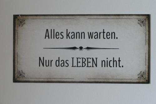 a picture of a clock with the words allles kamari wrathnirnir at Ferienwohnung Fernblick im Ferienpark Geyersberg in Freyung