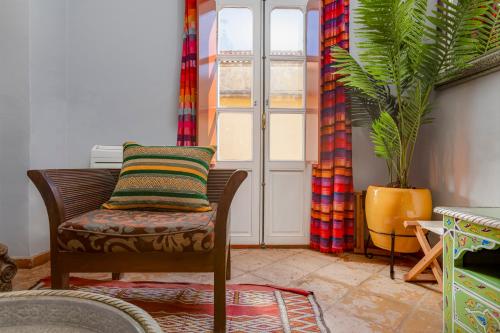 a living room with a chair and a window at Casa da Moura in Lagos