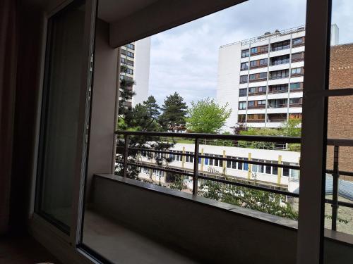 Photo de la galerie de l'établissement Chic Parisian Studio Retreat Bright Spacious and Secure Parking, à Paris